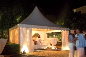 Pagode stimmungsvoll beleuchtet beim Gartenfest - ©Losberger GmbH